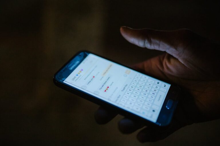 Elde akıllı telefon / mesaj