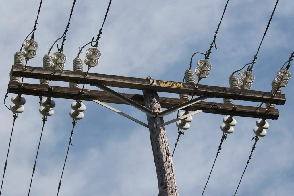 Elektrik iletim hatları ve direkler
