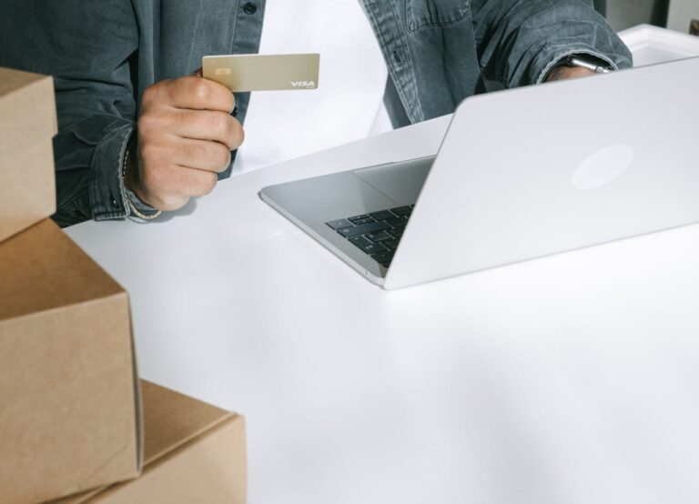 E-ticarette yükümlülükler: dizüstü bilgisayar, kredi kartı ve kargo kutularıyla online satış