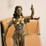 HSK kararıyla yeni ağır ceza mahkemelerinin yargı çevrelerinin belirlenmesi; elinde terazi ve kılıç tutan adalet (Lady Justice) heykeli