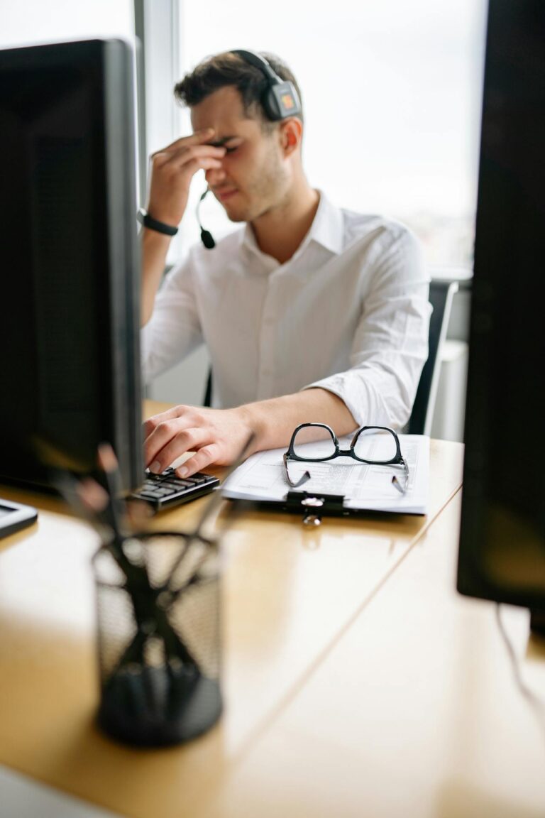 Yorgun ofis çalışanı