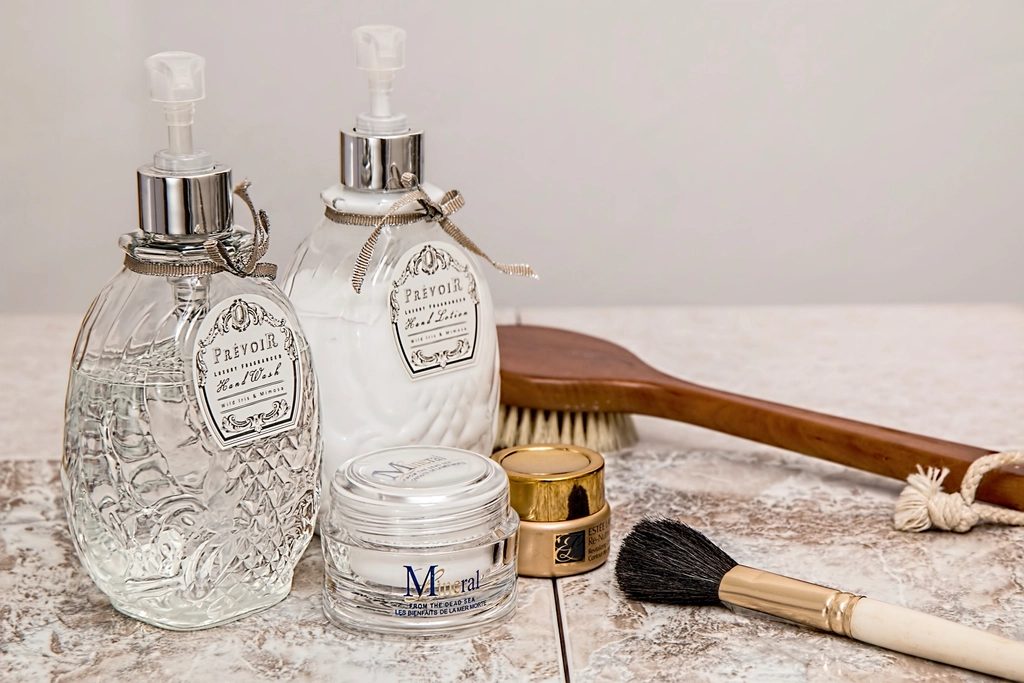 Kozmetik ürünler ve şişeler